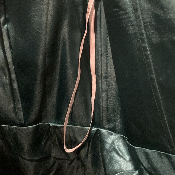 BRAND NEW WITH TAGS Lulu’s emerald green silk dress women’s size 4 WITH POCKETS! - Picture 9 of 10